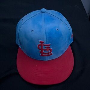 Very nice hat from the cardinals never worn